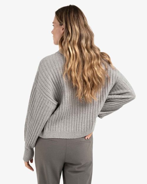 ribbed-sweater-with-round-neck-and-long-sleeves-2_56591d66-8d12-4841-9ea5-ed60b6d4ca37