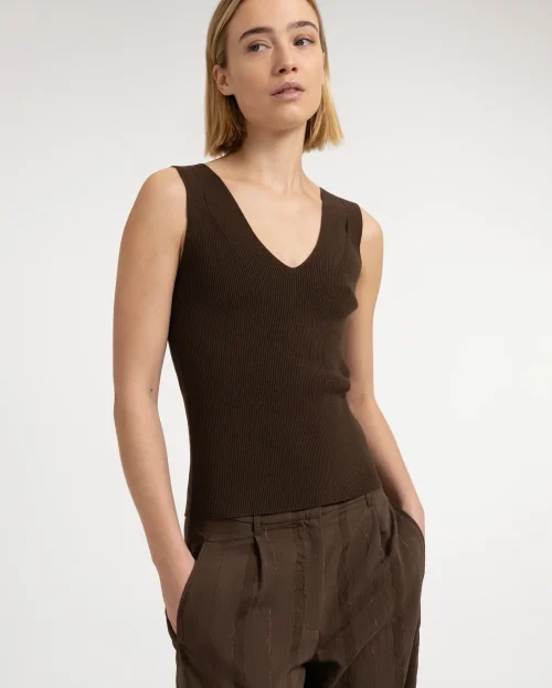 ribbed-top-with-v-neck-and-shoulder-details-2_938db519-113e-4b89-b76b-d4ae32855a0a.jpg