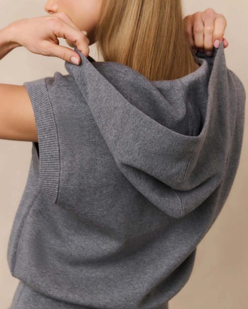sleeveless-hoodie-with-zipper-and-hood-1_cb077eda-ebb6-4abf-9cc8-b1a904afe5aa
