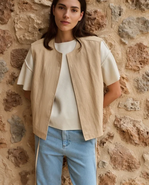 sleeveless-summer-jacket-with-drawstrings_19becd14-83e2-4945-a0b1-7826eb09cc1b.jpg