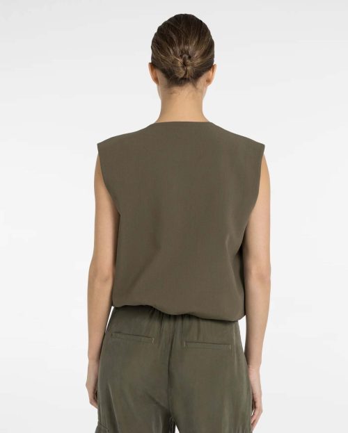 sleeveless-woven-jacket-with-balloon-shaped-hem_32eb1fe0-549e-41ff-aef0-1e8ba335bf6f