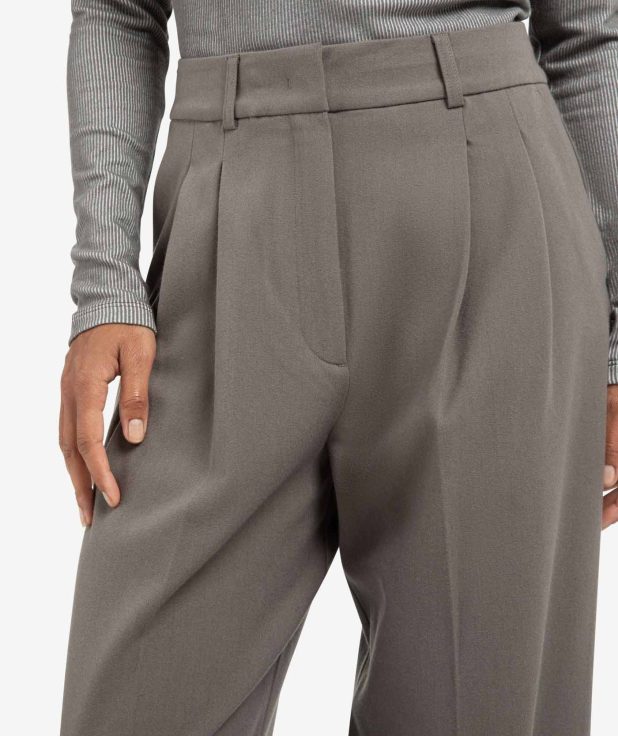 soft-woven-trousers-with-pleats-and-wide-legs_8f84884c-08c6-45d4-80a8-7353a2c365fb