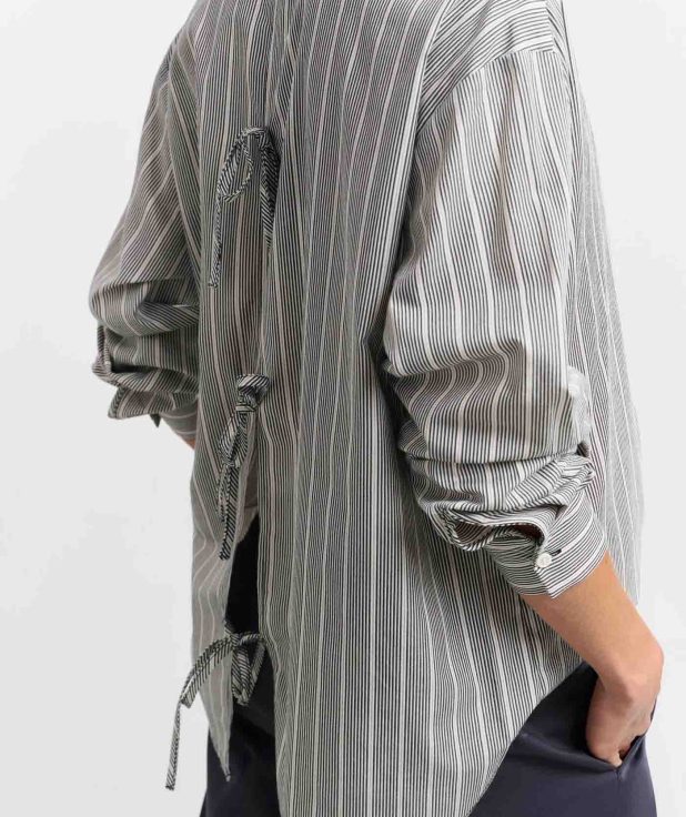 striped-shirt-with-bow-details-on-the-back_bb464e79-bc7e-4dc0-868a-c457c6c05933