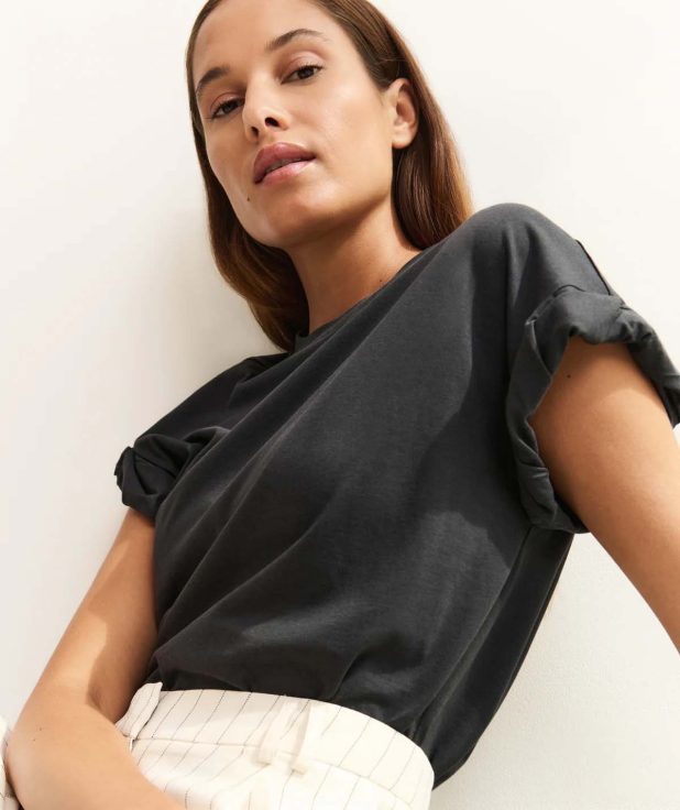 T-shirt Roll-up Washed Black Yaya zwart
