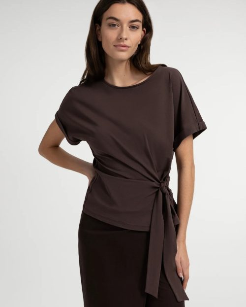 Top met ronde hals en knoopdetail