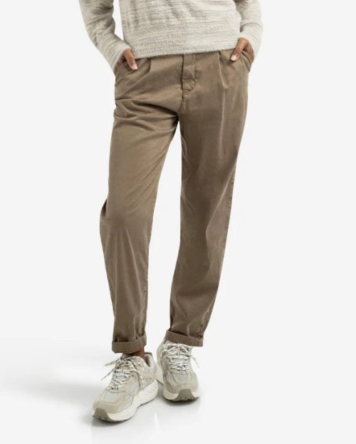 trousers-with-pleats-and-chino-pockets_3a917bb2-68e3-46b8-8ae0-45cc04b8186b