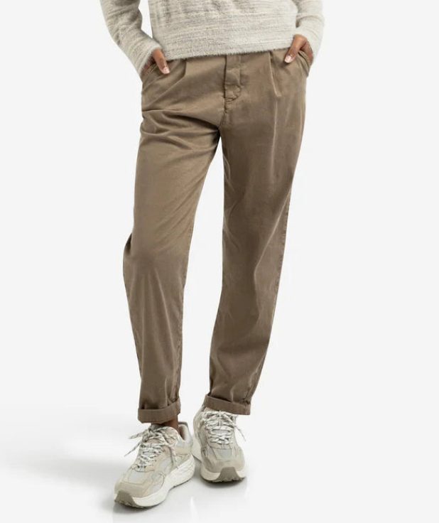 trousers-with-pleats-and-chino-pockets_3a917bb2-68e3-46b8-8ae0-45cc04b8186b