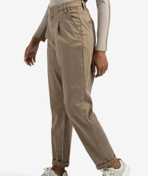 trousers-with-pleats-and-chino-pockets_d1acf208-9ebe-402f-bd0f-4e26ff7af990