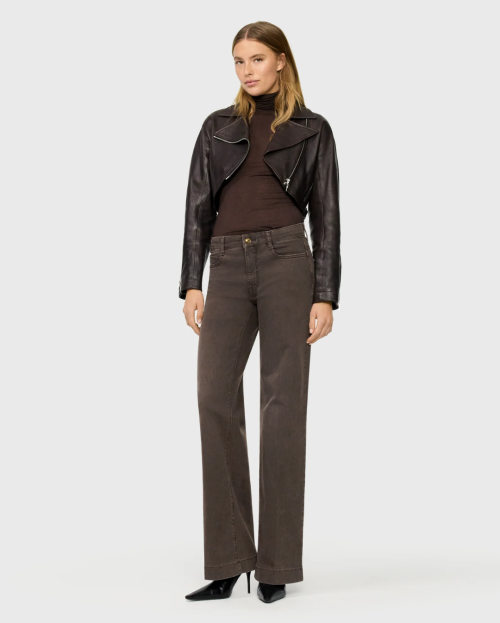 Wijde jeans met fijne strijkvouw.