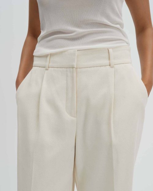 wit-beige_geplooide-broek_dames_cisan-flow_someday_detail-1