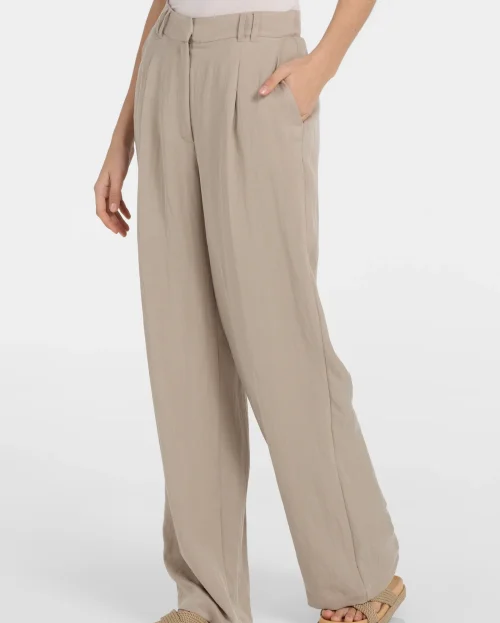 woven-wide-leg-trousers-with-pleats-l32_b12c182f-7a03-41d6-99fe-279f0205443e.jpg