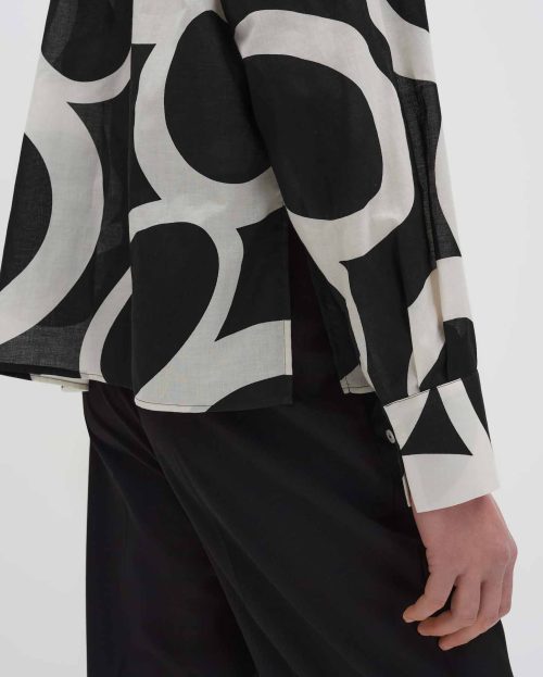 zwart_blouse-met-print_dames_zirveli_someday_detail-2_1